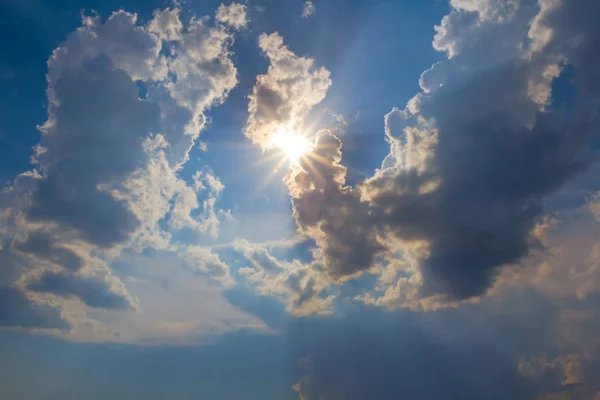 Sol Entre Fondo Nubes Densas — Foto de Stock