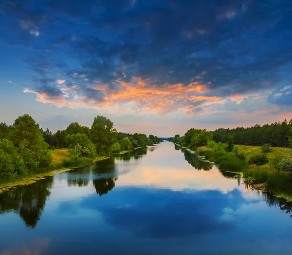 夕方の静かな川のミラー — ストック写真