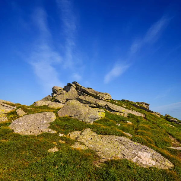 在蓝天白云背景下登上山顶 — 图库照片