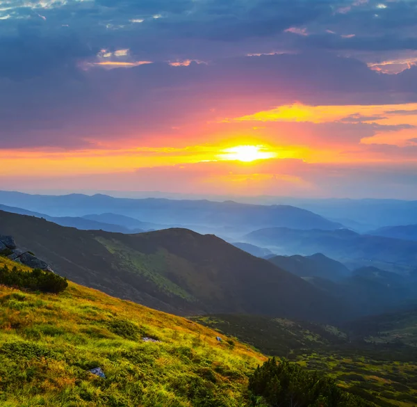 Гірська Долина Драматичному Заході Сонця — стокове фото