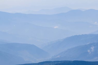 dağ zincirleri siluet bir mavi sis içinde