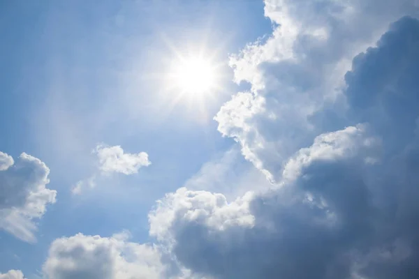 Sparkle Zon Duwen Door Een Dichte Wolken — Stockfoto