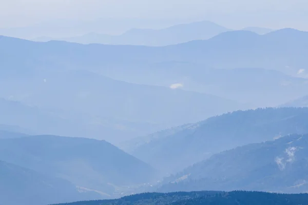 Силуэт Горных Цепей Голубом Тумане — стоковое фото