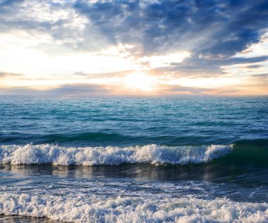 Zümrüt Akdeniz sahilinde günbatımını