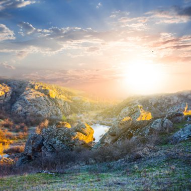Günbatımında bir kanyon küçük nehir