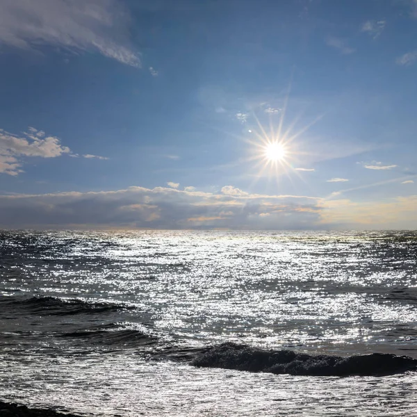 Hermosa Escena Del Mar Verano Mar Mediterráneo Bajo Sol Brillante — Foto de Stock