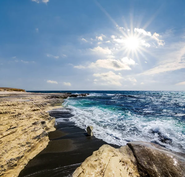 Kayalık Akdeniz Kıyısında Güneşli Gün — Stok fotoğraf