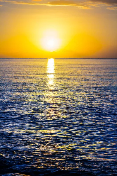 Erken Sabah Güneşi Bir Denizde Yansıyan — Stok fotoğraf