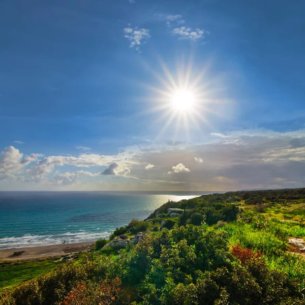 Скелясте Смарагдове Морське Узбережжя Під Іскровим Сонцем — стокове фото