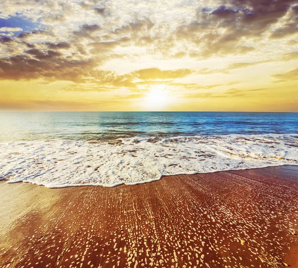 Dramatische Zonsondergang Een Zandstrand Strand — Stockfoto