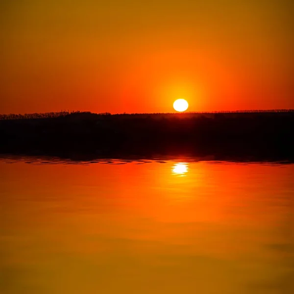 Coucher Soleil Dramatique Reflété Dans Une Eau — Photo