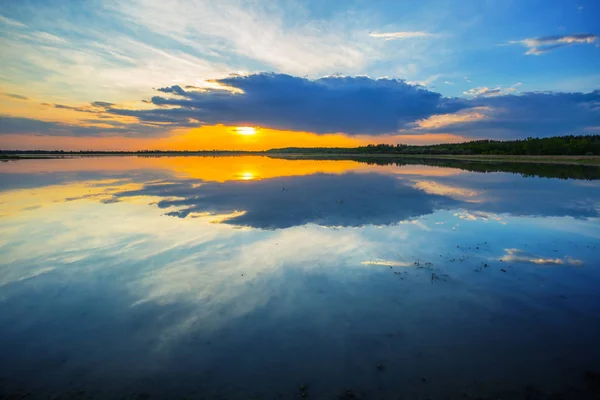 Dramatischer Sonnenuntergang Der Sich Einem See Widerspiegelt — Stockfoto