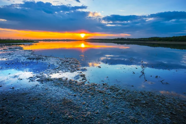 Dramatischer Sonnenuntergang Der Sich Einem Wasser Spiegelt — Stockfoto
