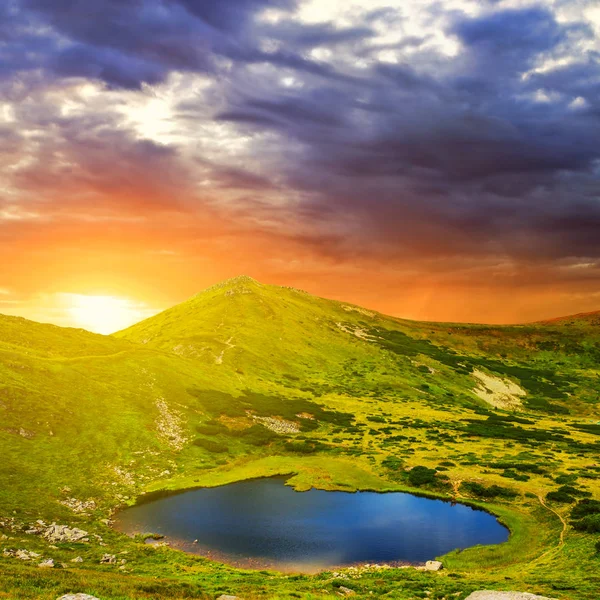 小さな湖の夕日を緑山谷間 — ストック写真