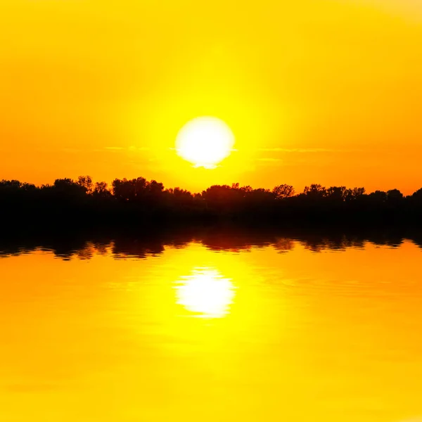 水に反映される劇的な日没 — ストック写真