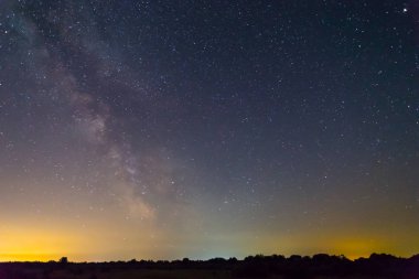 gece karanlık gökyüzü ile Samanyolu