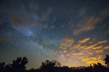 gece karanlık bulutlu gökyüzü ile Samanyolu