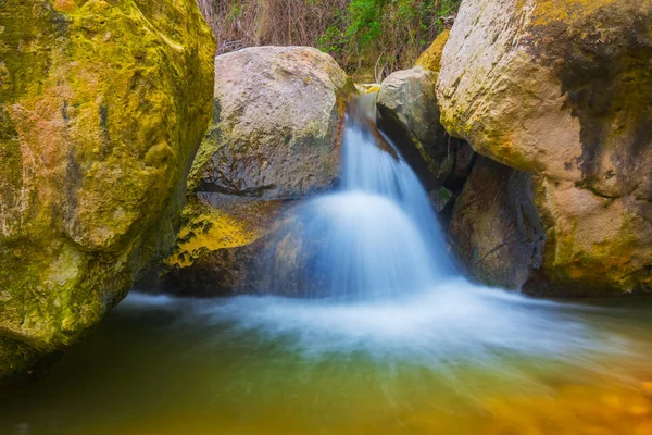 Mały Wodospad Górskiej Rzece — Zdjęcie stockowe
