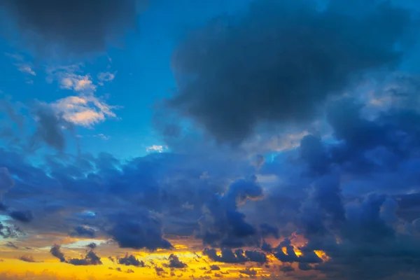 戏剧性的乌云密布的天空背景 — 图库照片
