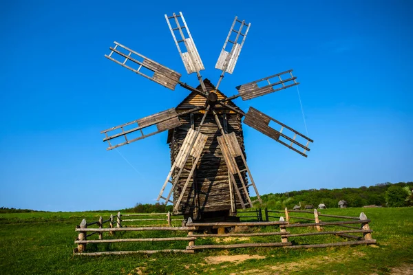 Alte Hölzerne Windmühle Inmitten Einer Grünen Wiese — Stockfoto
