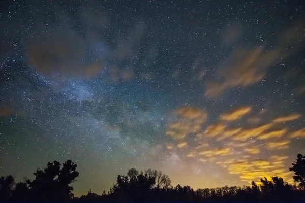 gece karanlık bulutlu gökyüzü ile Samanyolu