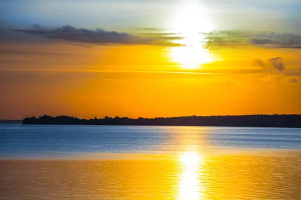 Büyük Bir Göl Üzerinde Dramatik Kırmızı Günbatımı — Stok fotoğraf