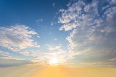 güzel dramatik bulutlu gökyüzü arka plan ışıltı güneş ile