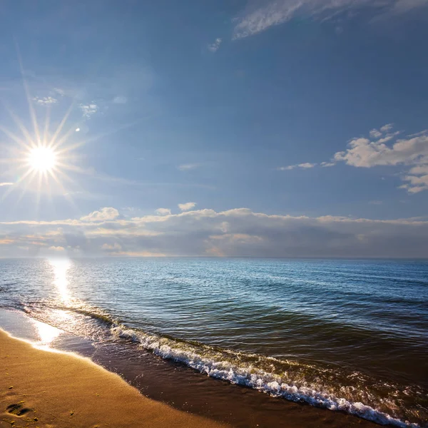 Изумрудное Тихое Летнее Море Восходе Солнца — стоковое фото