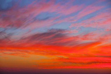 bulutlu gökyüzü arka plan akşam dramatik kırmızı