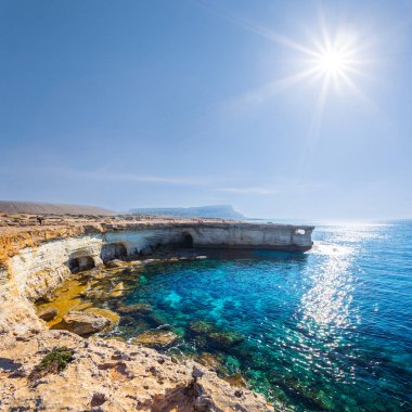 Zümrüt Akdeniz bay kayalık sahil ile