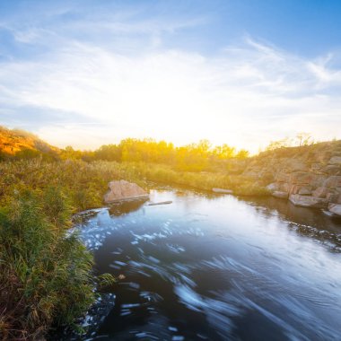 gün batımında dağ kanyonda Nehri akış