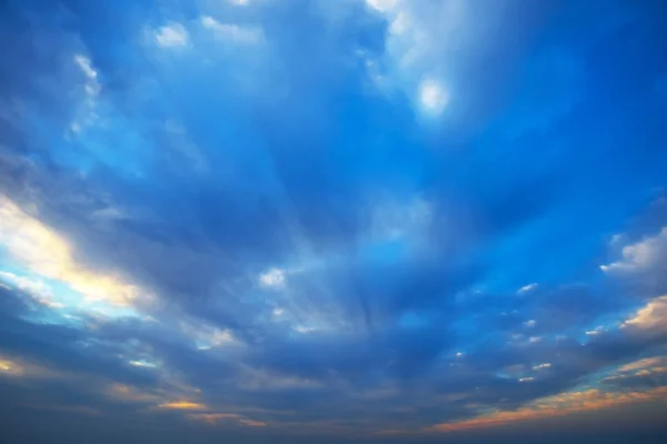 劇的な青い空を背景 — ストック写真