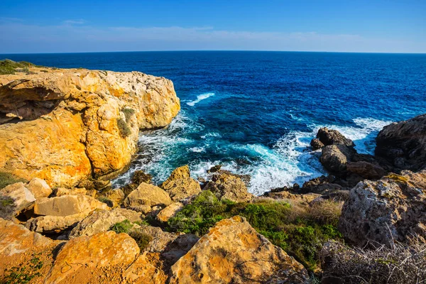 带岩石海岸的翡翠海湾 — 图库照片