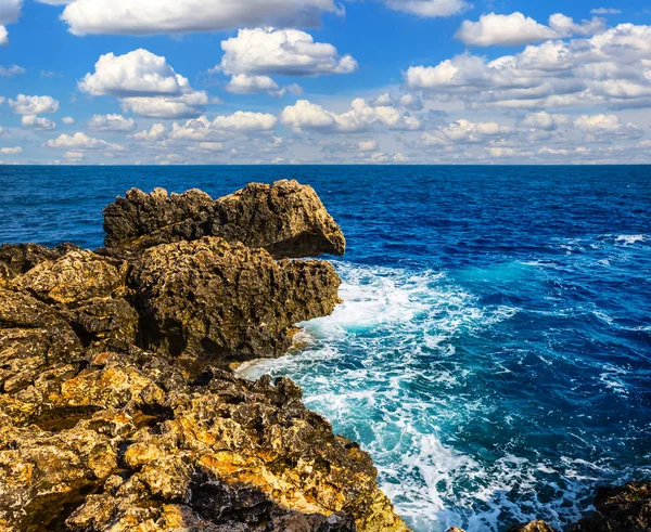 Kayalık Yaz Deniz Kıyısında Bir Bulutlu Gökyüzü Altında — Stok fotoğraf