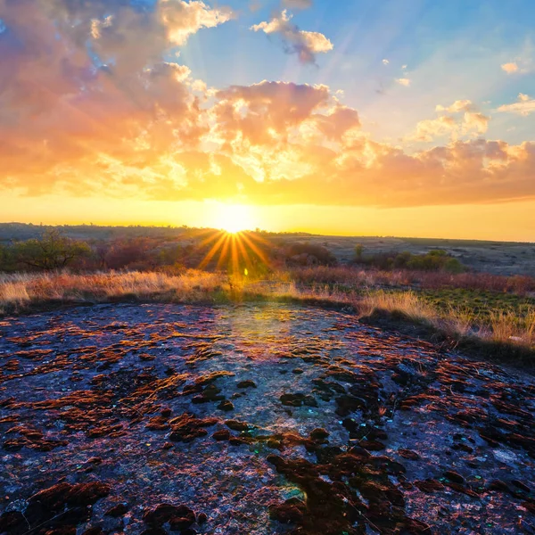 寂静的日落在石草原 — 图库照片