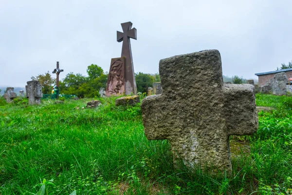 Stary Średniowieczny Cmentarz Mglisty Dzień — Zdjęcie stockowe