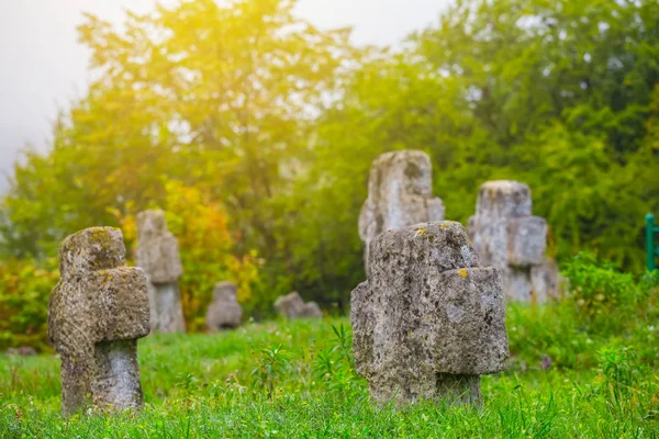 Stary Średniowieczny Cmentarz Mglisty Dzień — Zdjęcie stockowe