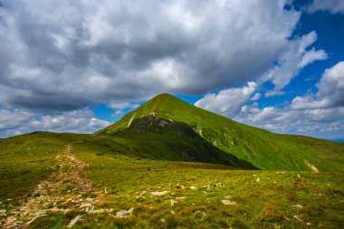 Hoverla mt. yoğun bulutlar, Ukrayna, Karpatlar altında