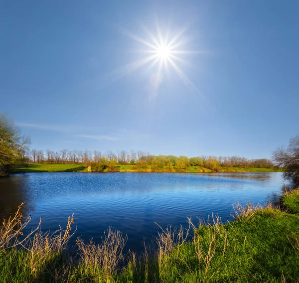 美しい青い夏の湖 — ストック写真