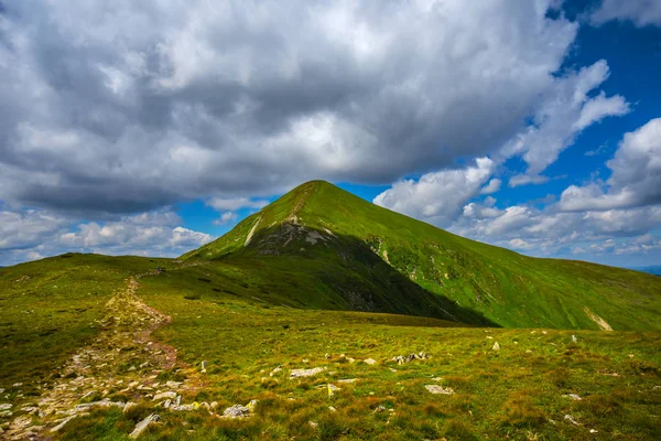 Hoverla Onder Een Dichte Wolken Oekraïne Karpaten — Stockfoto