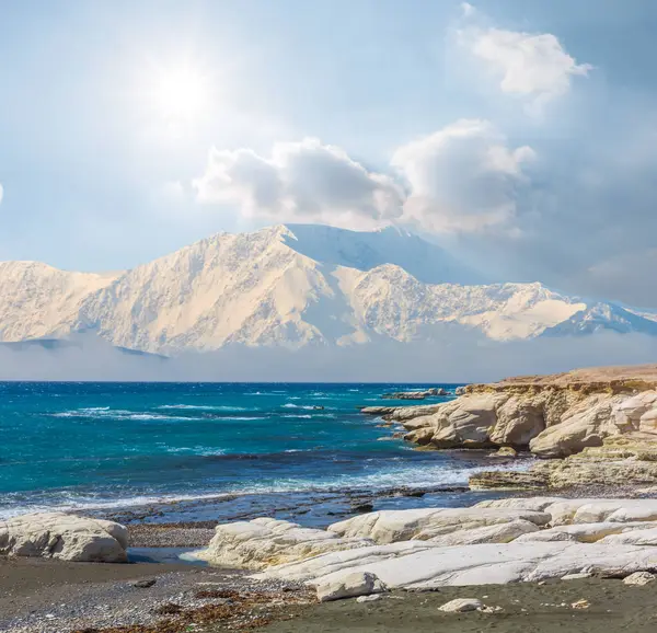 翡翠海湾和困山远处的景象 — 图库照片