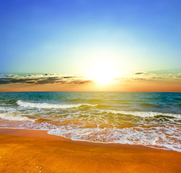 Letní Písečná Mořská Pláž Při Západu Slunce — Stock fotografie