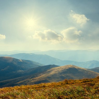 dağ sırtı bir ışıltı güneş altında Karpatlar, Ukrayna mavi sis içinde