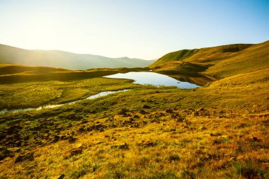 yeşil dağların arasında küçük bir göl