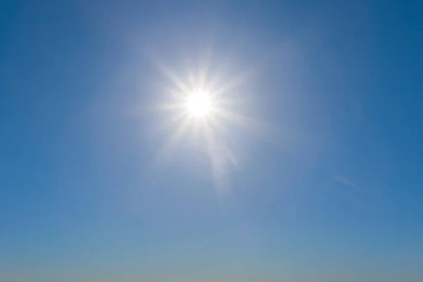 Sole Scintillante Uno Sfondo Cielo Blu — Foto Stock