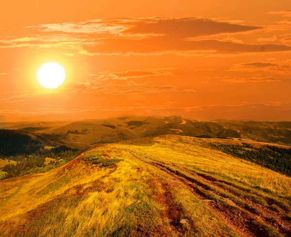 Mooi Bergplateau Bij Rode Dramatische Zonsondergang — Stockfoto