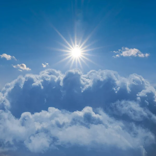 Сверкающее Солнце Среди Плотных Облаков Голубом Фоне Неба — стоковое фото