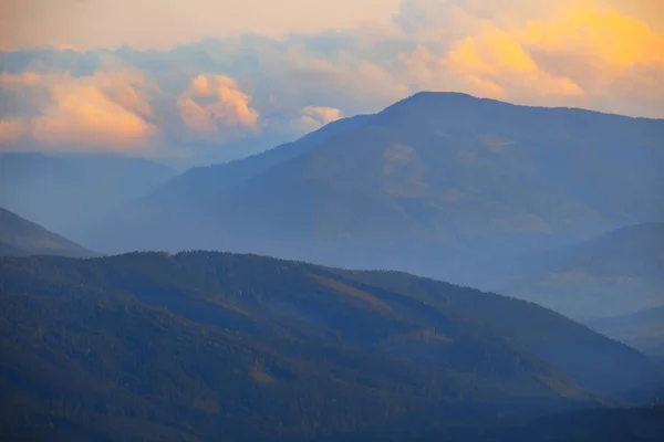 Bergrücken Silhouette Einem Blauen Nebel Abend — Stockfoto