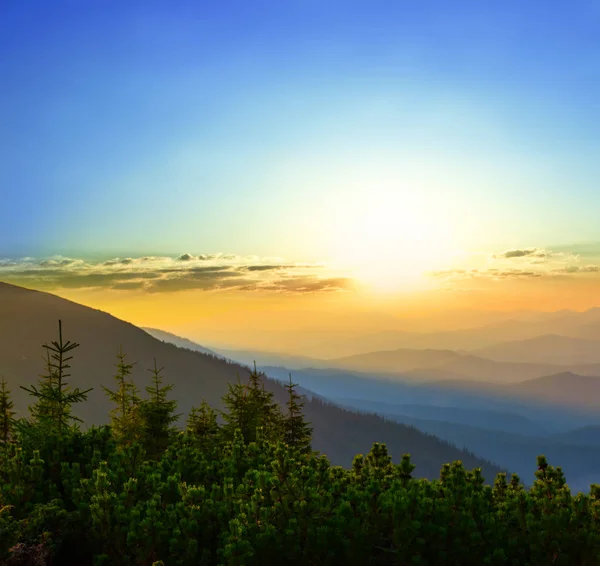 Πλαγιά Του Βουνού Ένα Μπλε Ομίχλη Στο Ηλιοβασίλεμα — Φωτογραφία Αρχείου