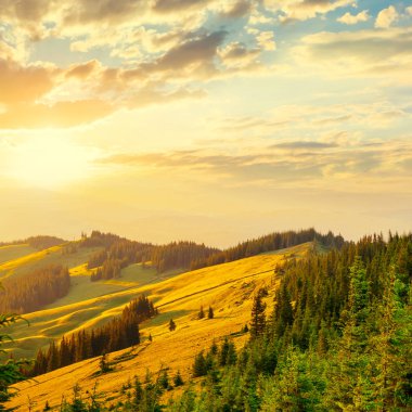 bir dağ yamacı üzerinde dramatik günbatımı